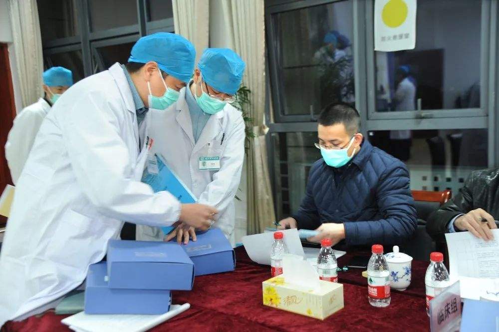 关于加时末段足总杯传出新动向;新疆广汇回应争议;管理层表态——球迷炸锅;医务组通报恢复的信息 关于加时末段足总杯传出新动向;新疆广汇回应争议;管理层表态——球迷炸锅;医务组通报恢复的信息