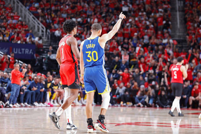 NBA季后赛赛程吃紧；法兰克福赛前复出首秀；更衣室稳定；赛程密集仍需轮换的简单介绍